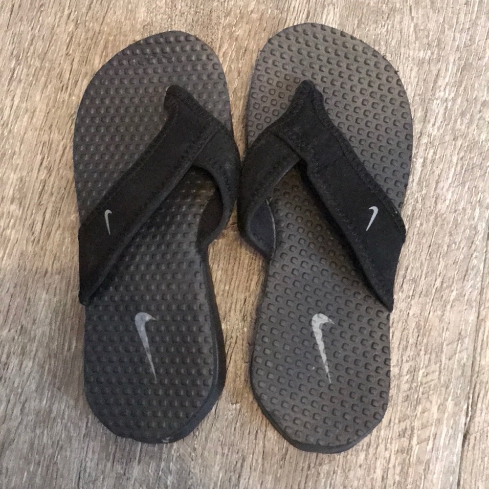 Never worn Nike flip flops